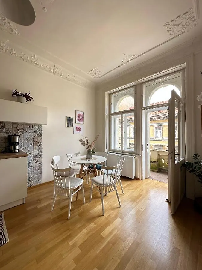 3Bdr Bohemian Style Central Flat With Balcony Prague Czech Republic
