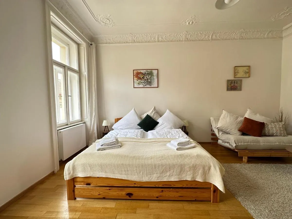 3Bdr Bohemian Style Central Flat With Balcony location