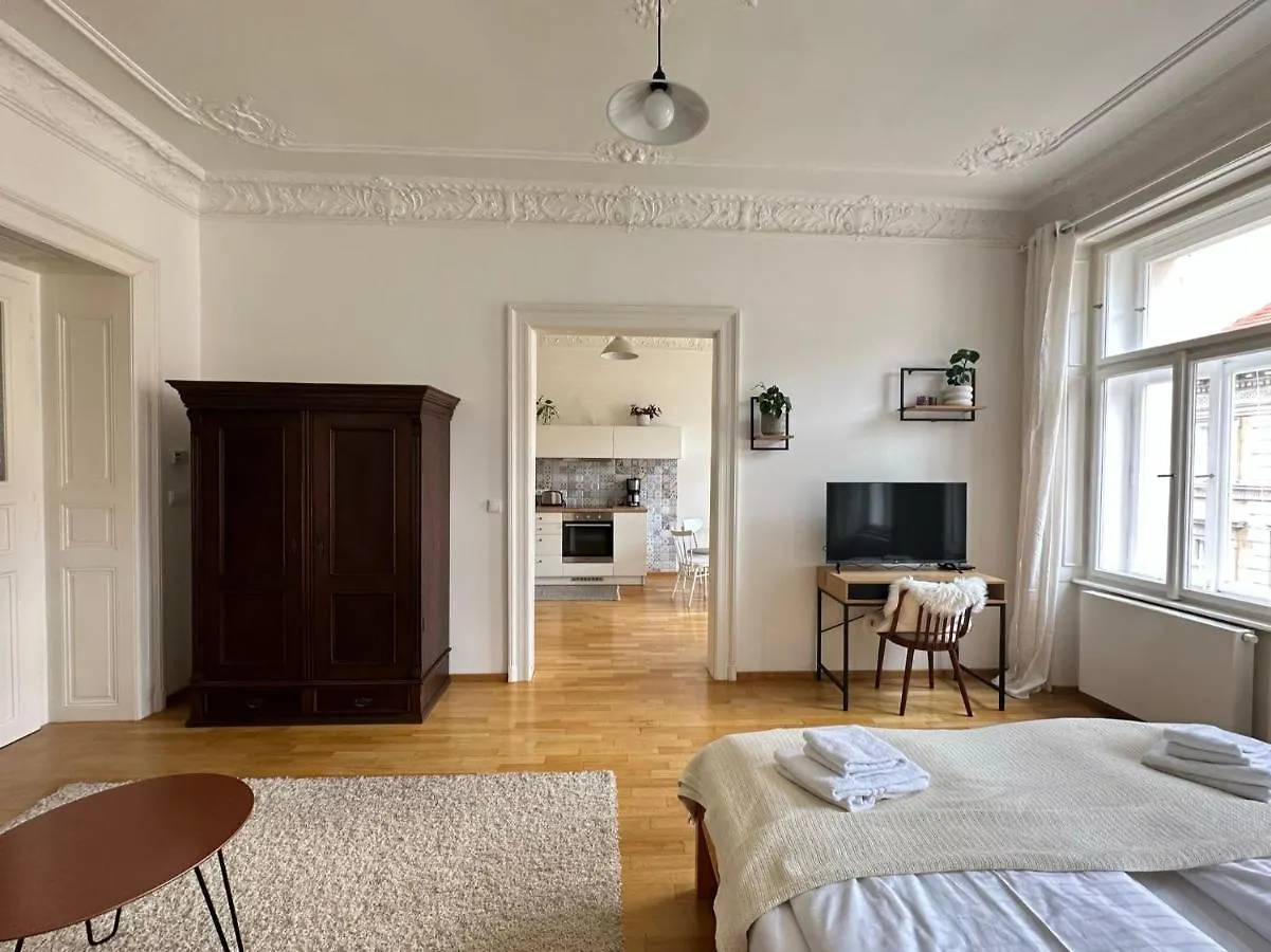 3Bdr Bohemian Style Central Flat With Balcony Prague Apartment