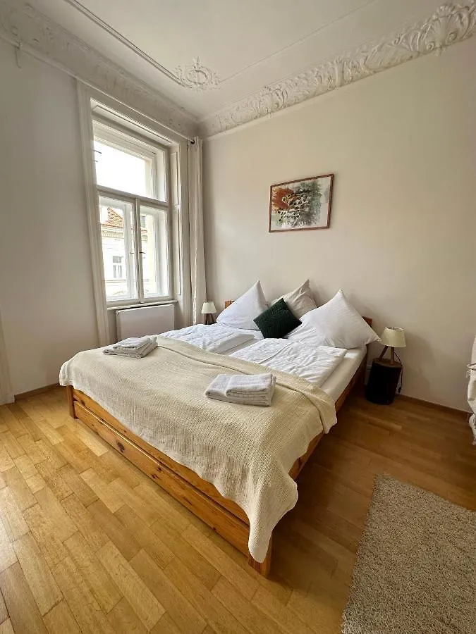 3Bdr Bohemian Style Central Flat With Balcony Prague Apartment