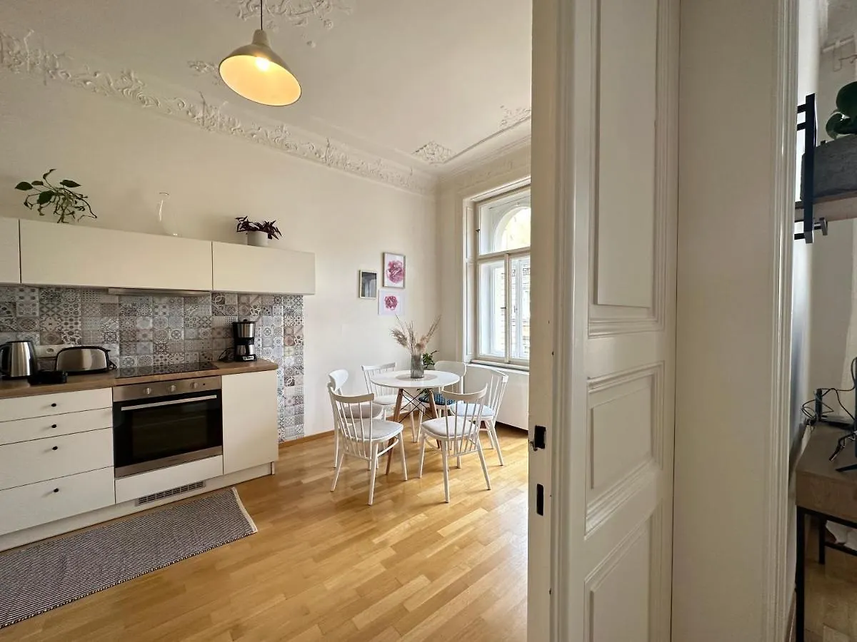 3Bdr Bohemian Style Central Flat With Balcony Prague