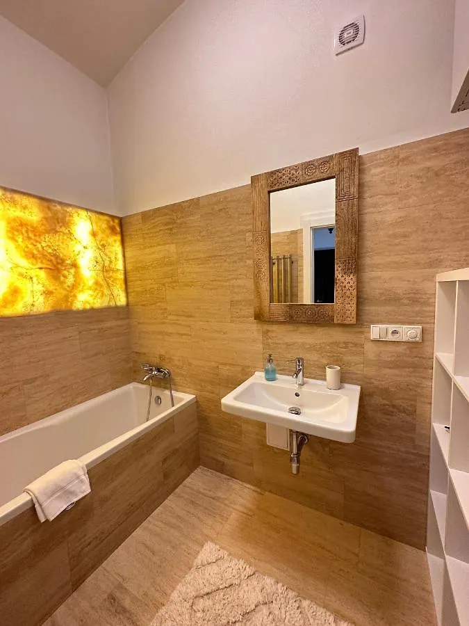 3Bdr Bohemian Style Central Flat With Balcony Prague